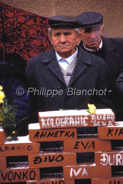croatie reportage 04.JPG - Recueillement des familles devant les bâtiments de la Force de protection des Nations Unies (FORPRONU) à Zagreb après le massacre de VukovarZagreb, Croatie, février 1994
